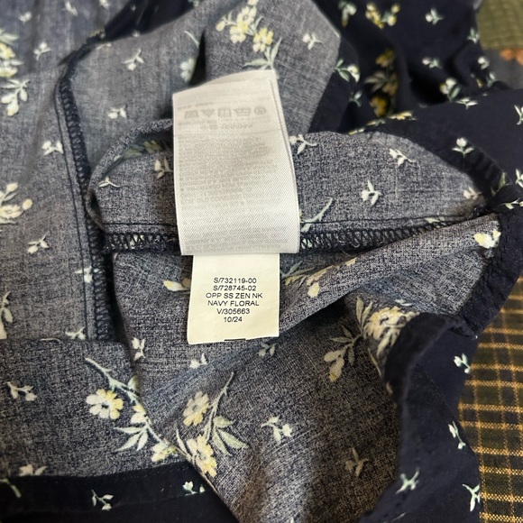 GAP Navy Floral Blouse - Women’s size X-Small - Picture 7 of 7